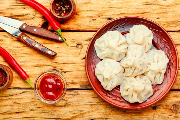 IMAGO Creative, Food, Dumplings Georgian dumplings khinkali with greens and tomato sauce.Georgian cuisine. Khinkali or georgian dumpling ,model released, Symbolfoto