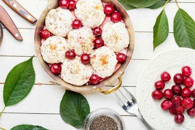 IMAGO Creative, Food, Dumplings Dumplings or knedliky with cherry filling.National dish of Czech and Slovak cuisine. Czech dumplings in cherry sauce ,model released, Symbolfoto