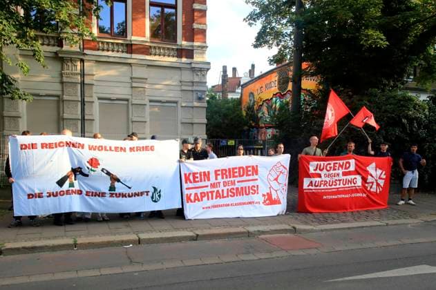 Proteste am Rande einer Wahlkampfveranstaltung der SPD zur Landtagswahl in Sachsen mit Boris Pistorius und Petra Köpping im Biergarten des Felsenkellers in Leipzig-Plagwitz. Leipzig, 22.07.2024 *** Protests on the fringes of an SPD campaign event for the state election in Saxony with Boris Pistorius and Petra Köpping in the beer garden of the Felsenkeller in Leipzig Plagwitz Leipzig, 22 07 2024 Foto:xM.xWehnertx xFuturexImagex wahklkampf_pistorius_4713