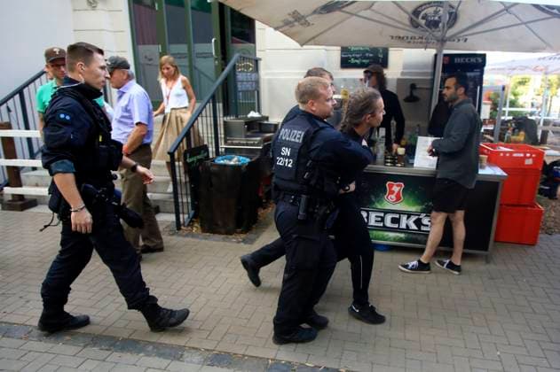 Festnahme von Störern bei einer Wahlkampfveranstaltung der SPD zur Landtagswahl in Sachsen mit Boris Pistorius und Petra Köpping im Biergarten des Felsenkellers in Leipzig-Plagwitz. Leipzig, 22.07.2024 *** Arrest of troublemakers at an SPD campaign event for the state election in Saxony with Boris Pistorius and Petra Köpping in the beer garden of the Felsenkeller in Leipzig Plagwitz Leipzig, 22 07 2024 Foto:xM.xWehnertx xFuturexImagex wahklkampf_pistorius_4718