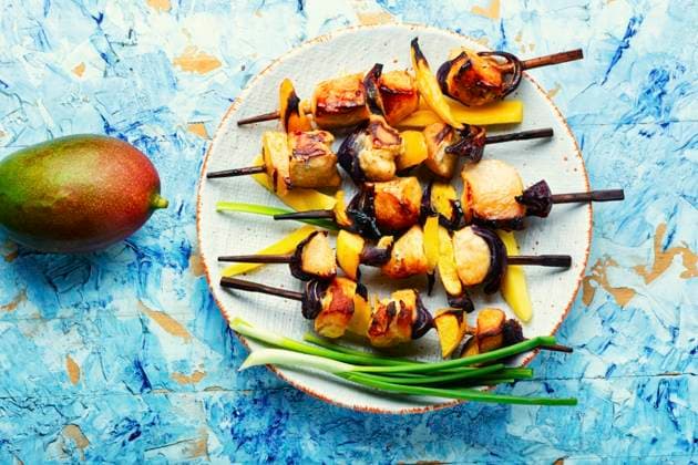 Diet chicken skewer with ripe mango. Shashlik. Delicious chicken kebabs, shashlik ,model released, Symbolfoto