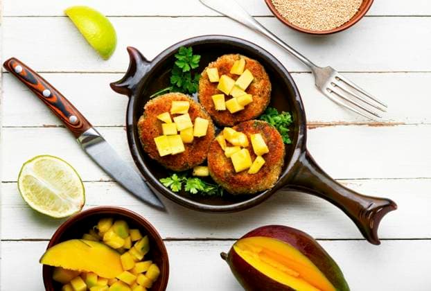 Vegan food, quinoa cutlet garnished with mango. Baked vegetarian burger. Vegetarian quinoa burgers ,model released, Symbolfoto