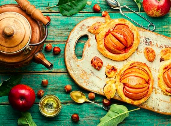 Delicious fall pie with apples and hazelnut paste. Apple mini pie. Autumn dessert.. Pie with apples and hazelnuts ,model released, Symbolfoto