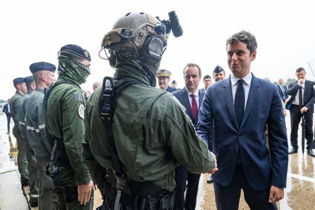 News Themen der Woche KW 30 News Bilder des Tages Prime Minister Gabriel Attal visits the DPSAs anti-drone command center at airbase 107 in VÃ lizy Villacoublay Gabriel Attal, Prime Minister, during the visit to the DPSAs anti-drone command center, de lutte contre les drrones, de la base aÃ rienne 107 Ã VÃ lizy Villacoublay, France, le 23 juillet 2024 Eric Tschaen Pool Bestimage French Prime Minister during the visit to the DPSA command center, combating drones, at air base 107 in VÃ lizy Villacoublay, France, on July 23, 2024 VÃ lizy Villacoublay Etats Unis  Copyright: xEricxTschaenx xPoolx xBestimagexEricxTschaenx xPoolx xBestimagex
