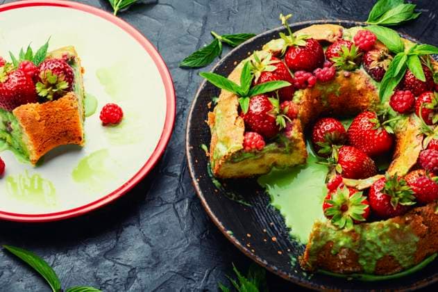 Appetizing pie with summer berries. Homemade cake with raspberries and strawberries. Summer berry cake ,model released, Symbolfoto