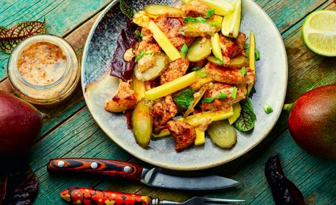 Diet salad with chicken and ripe mango. Meat salad.. Delicious chicken breast and mango salad ,model released, Symbolfoto