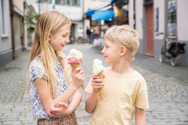 Happy brother and sister enjoying ice cream in city model released, Symbolfoto, NJAF01207