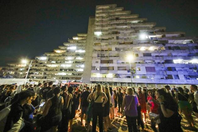 Bilder des Jahres 2024, News 07 Juli News Themen der Woche KW 30 News Bilder des Tages July 23, 2024: Naples: Naples, one dead, two seriously injured and three lightly injured are the toll from the collapse that occurred this evening on a balcony in the Vela Celeste, the popular settlement in the Scampia district of Naples. Firefighters went to the site and dug through the rubble. The emergency vehicles and the police went to the scene. The collapse occurred shortly after 11pm. The Vela Celeste is one of the last ones left standing in Scampia after the demolition of the other Sails decided to provide more dignified accommodation for the residents. The firefighters are carrying out checks on the stability of the building. The failure occurred between the second and third floors of the structure. It is not yet clear whether ch  - ZUMAp169 20240723_zea_p169_002 Copyright: xSalvatorexLaporta KONTROLABx