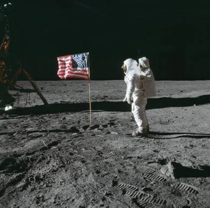 Archivbilder der Woche KW30 July 21, 1969 - Moon Surface - Astronaut Edwin E. Aldrin,Lunar Module (LM) pilot, poses for a photo beside the U.S. flag that has been placed on the moon. The LM is visible in the left field of view. Numerous footprints and the cable of the surface television camera are visible on the lunar surface in the foreground. Image taken at Tranquility Base during the Apollo 11 Mission. Original film magazine was labeled S. Film Type: Ektachrome EF SO168 color film on a 2.7-mil Estar polyester base taken with a 60mm lens. Sun angle is Medium. Tilt direction is South (S). Moon Surface - ZUMAz03_ 19690721_shv_z03_098 Copyright: xNASAx
