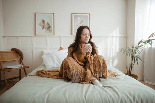 Creative Highlights Symbolfotos Woman covered in blanket drinking tea on bed at home model released, Symbolfoto property released, RCPF01766