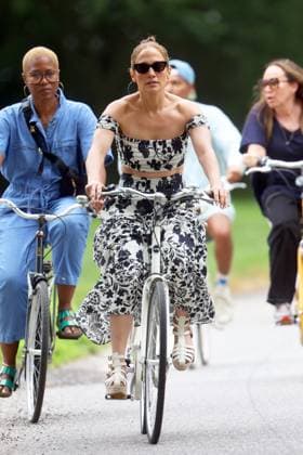 Jennifer Lopez donning floral prints and her wedding ring is seen out for a bike ride. Featuring: Jennifer Lopez Where: Hamptons, New York, United States When: 23 Jul 2024 Credit: Matt Agudo INSTARimages EDITORIAL USE ONLY. NOT FOR USE BY NEWSPAPERS BASED IN THE UK. Copyright: xx instar53975716