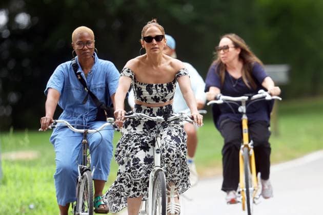 Jennifer Lopez donning floral prints and her wedding ring is seen out for a bike ride. Featuring: Jennifer Lopez Where: Hamptons, New York, United States When: 23 Jul 2024 Credit: Matt Agudo INSTARimages EDITORIAL USE ONLY. NOT FOR USE BY NEWSPAPERS BASED IN THE UK. Copyright: xx instar53975717