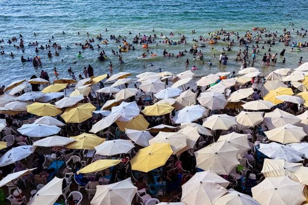 Bilder des Jahres 2024, News 07 Juli News Themen der Woche KW 30 News Bilder des Tages (240723) -- ALEXANDRIA (EGYPT), July 23, 2024 -- People cool off at a beach of the Mediterranean Sea during a heatwave in Alexandria, Egypt, on July 23, 2024. ) EGYPT-ALEXANDRIA-HEATWAVE AhmedxGomaa 