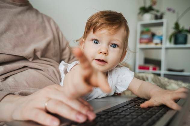 Cute toddler with working mother in bedroom at home model released, Symbolfoto property released, ALKF01233