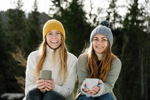 Happy friends enjoying coffee in winter model released, Symbolfoto, FLMZF00260