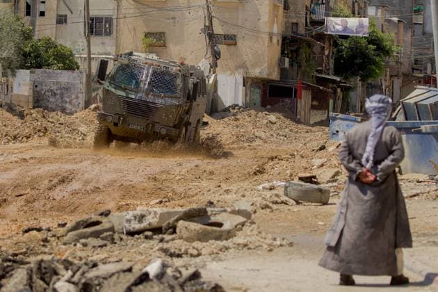 Bilder des Jahres 2024, News 07 Juli News Themen der Woche KW 30 News Bilder des Tages Israeli Raid Tulkarm West Bank July 23 A Palestinian man stand on the remains of a tarmac road, destroyed by the army during a raid in the Tulkarem camp for Palestinian refugees in the occupied West Bank on July 23, 2024. Palestinian officials said Israeli troops killed a number of Palestinians, including two women, in a pre-dawn raid on a refugee camp in the occupied West Bank on July 23. Tulkarm West Bank Palestinian Territories Copyright: xWahajxBanixMouflehx