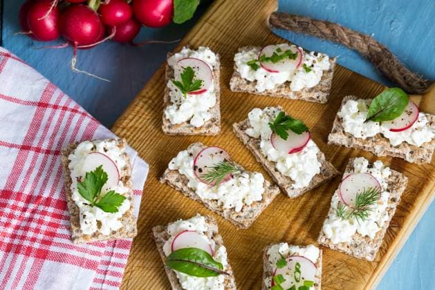 Crispbread with cottage cheese radishes and herbs.. Crispbread with cottage cheese radishes and herbs ,model released, Symbolfoto