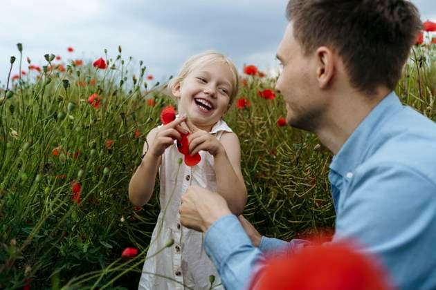 Creative Highlights Symbolfotos Happy girl holding flowers and looking at father in poppy field model released, Symbolfoto, NSTF00256