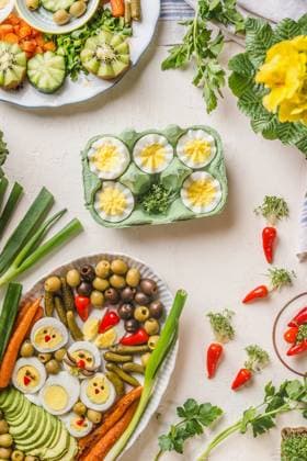 IMAGO Creative, Ostern, Bräuche, Osterbrunch Traditional Easter food . Various eggs meals plates for brunch or breakfast on white table background. Top view ,model released, Symbolfoto