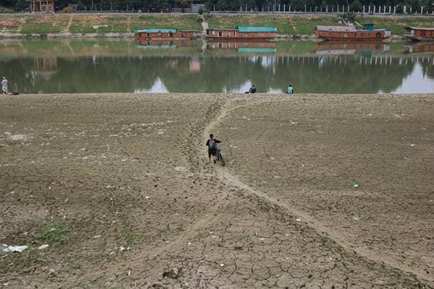 News Themen der Woche KW 30 Heatwave Dries Up Kashmir s River Jhelum A man is walking along with his bicycle on the dried portion of the river Jhelum as the dry spell is continuing in Srinagar, Jammu and Kashmir, on July 23, 2024. A prolonged heatwave is drastically reducing water levels in Kashmir s river Jhelum, leaving large areas dry and cracked. This is heightening worries among residents who rely on the river for drinking and irrigation. Srinagar India  Copyright: xFirdousxNazirx originalFilename: nazir-heatwave240723_np5Qy.jpg