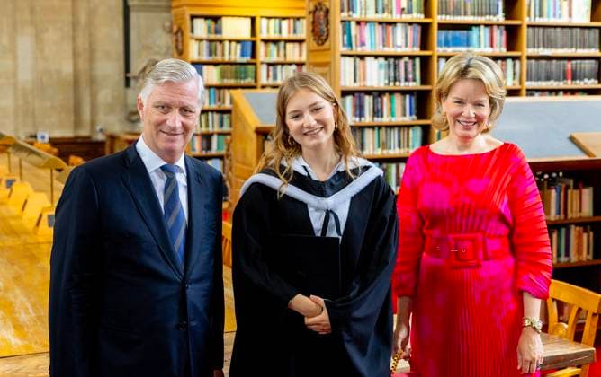 Entertainment Themen der Woche KW 30 Entertainment Bilder des Tages 23-07-2024 England Crown Princess Elisabeth pictured, with King Philippe - Filip of Belgium, Queen Mathilde of Belgium, at the Lincoln college library ahead of the graduation ceremony of the university of Oxford in Oxford, United Kingdom. The Crown Princess officially completed her three-year undergraduate degree in History and Politics at Lincoln College of the University of Oxford. Â  Copyright: xPPEx