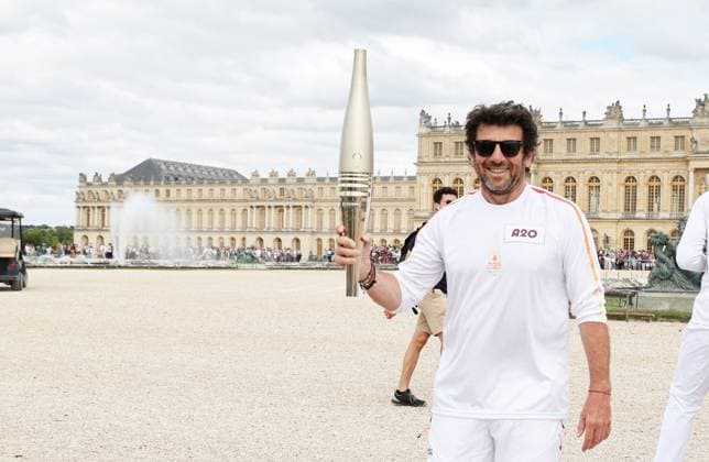Salma Hayek and Patrick Bruel carry the Olympic flame of the Paris 2024 Olympic Games Olympics at the Palace of Versailles Le chanteur et acteur Patrick Bruel porteur de la flamme olympique des Jeux Olympiques de Paris 2024 JO au chÃ¢teau de Versailles dans les Yvelines, France, le 23 juillet 2024 Dominique Jacovides Bestimage French singer and actor Patrick Bruel carries the Olympic flame of the Paris 2024 Olympic Games Olympics at the Palace of Versailles, Yvelines, France, on July 23, 2024 Versailles France  Copyright: xDOMINIQUExJACOVIDESx xBESTIMAGExDOMINIQUExJACOVIDESx xBESTIMAGEx