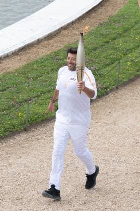 Paris 2024 - Patrick Bruel Torch Relay Olympic Torch flame bearer Patrick Bruel during the Paris Olympics torch relay on July 23, 2024 in Versailles, France. Paris will host the Summer Olympics from July 26 to August 11, 2024. Photo by Laurent Zabulon ABACAPRESS.COM Versailles France  Copyright: xZabulonxLaurent ABACAx
