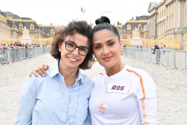 Entertainment Themen der Woche KW 30 Entertainment Bilder des Tages Paris 2024 - Salma Hayek Torch Relay Outgoing Culture Minister Rachida Dati and Salma Hayek pose during the Paris Olympics torch relay on July 23, 2024 in Versailles, France. Paris will host the Summer Olympics from July 26 to August 11, 2024. Photo by Laurent Zabulon ABACAPRESS.COM Versailles France  Copyright: xZabulonxLaurent ABACAx