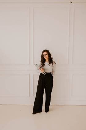 Creative Highlights Symbolfotos Hispanic woman smiling with notebooks in hand, white paneled wall Detroit, Michigan, United States CR_YCQU240722-1493728-01 ,model released, Symbolfoto