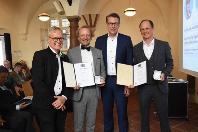 Prof.Dipl. Ing. Architekt Mathias Pfeil, Generalkonservator des Bayerischen Landesamtes fuer Denkmalpflege Max Schmidt Moderator Preistraeger fuer die BR Sendung Freizeit Markus Blume Staatsminister fuer Wissenschaft Andre Goerschel Regisseur Preistraeger fuer die BR Sendung Freizeit Muenchen 24.07.2024 Innenhof der Alten Muenze, Hofgraben Verleihung der Denkmalschutzmedaille 2024 Staatsminister fuer Wissenschaft und Kunst Markus Blume und Prof. Mathias Pfeil, Generalkonservator des Bayerischen Landesamtes fuer Denkmalpflege ehren die Gewinner fuer ihre Verdienste um die Denkmalpflege Muenchen