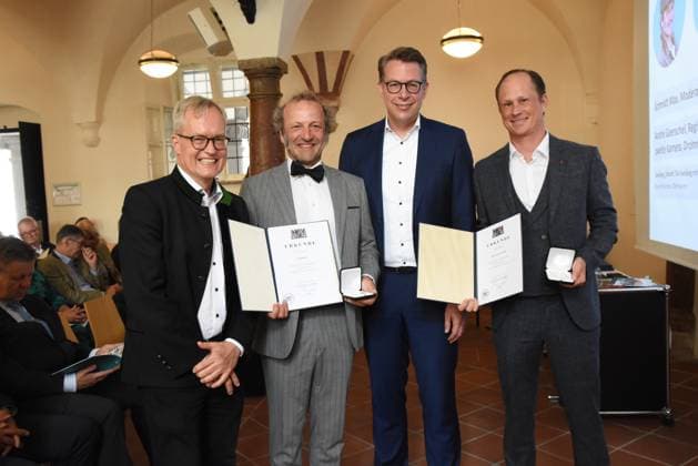 Prof.Dipl. Ing. Architekt Mathias Pfeil, Generalkonservator des Bayerischen Landesamtes fuer Denkmalpflege Max Schmidt Moderator Preistraeger fuer die BR Sendung Freizeit Markus Blume Staatsminister fuer Wissenschaft Andre Goerschel Regisseur Preistraeger fuer die BR Sendung Freizeit Muenchen 24.07.2024 Innenhof der Alten Muenze, Hofgraben Verleihung der Denkmalschutzmedaille 2024 Staatsminister fuer Wissenschaft und Kunst Markus Blume und Prof. Mathias Pfeil, Generalkonservator des Bayerischen Landesamtes fuer Denkmalpflege ehren die Gewinner fuer ihre Verdienste um die Denkmalpflege Muenchen