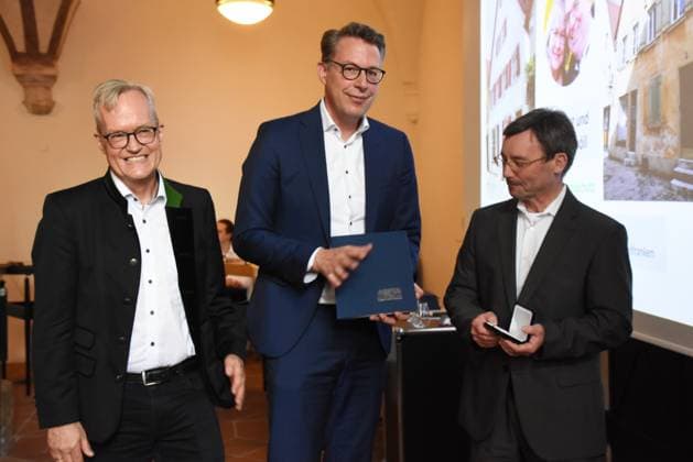Prof Dipl.Ing. Architekt Mathias Pfeil, Generalkonservator des Bayerischen Landesamtes fuer Denkmalpflege Markus Blume Staatsminister fuer Wissenschaft und Kunst Michael Kammerloher Preistraeger fuer Instandsetzung der ev. Kirche St- Paulus in Perlach Muenchen 24.07.2024 Innenhof der Alten Muenze, Hofgraben Verleihung der Denkmalschutzmedaille 2024 Staatsminister fuer Wissenschaft und Kunst Markus Blume und Prof. Mathias Pfeil, Generalkonservator des Bayerischen Landesamtes fuer Denkmalpflege ehren die Gewinner fuer ihre Verdienste um die Denkmalpflege Muenchen