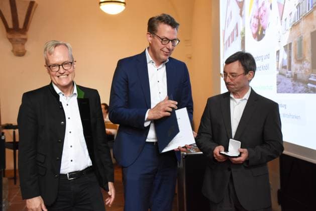 Prof Dipl.Ing. Architekt Mathias Pfeil, Generalkonservator des Bayerischen Landesamtes fuer Denkmalpflege Markus Blume Staatsminister fuer Wissenschaft und Kunst Michael Kammerloher Preistraeger fuer Instandsetzung der ev. Kirche St- Paulus in Perlach Muenchen 24.07.2024 Innenhof der Alten Muenze, Hofgraben Verleihung der Denkmalschutzmedaille 2024 Staatsminister fuer Wissenschaft und Kunst Markus Blume und Prof. Mathias Pfeil, Generalkonservator des Bayerischen Landesamtes fuer Denkmalpflege ehren die Gewinner fuer ihre Verdienste um die Denkmalpflege Muenchen