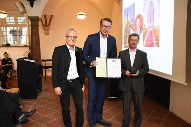Prof Dipl.Ing. Architekt Mathias Pfeil, Generalkonservator des Bayerischen Landesamtes fuer Denkmalpflege Markus Blume Staatsminister fuer Wissenschaft und Kunst Michael Kammerloher Preistraeger fuer Instandsetzung der ev. Kirche St- Paulus in Perlach Muenchen 24.07.2024 Innenhof der Alten Muenze, Hofgraben Verleihung der Denkmalschutzmedaille 2024 Staatsminister fuer Wissenschaft und Kunst Markus Blume und Prof. Mathias Pfeil, Generalkonservator des Bayerischen Landesamtes fuer Denkmalpflege ehren die Gewinner fuer ihre Verdienste um die Denkmalpflege Muenchen
