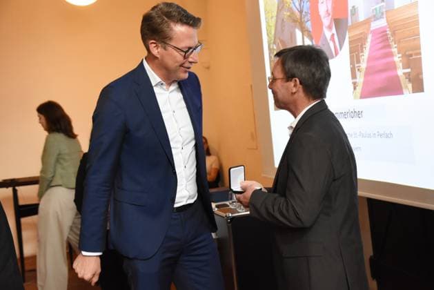 Markus Blume Staatsminister fuer Wissenschaft und Kunst Michael Kammerloher Preistraeger fuer Instandsetzung der ev. Kirche St- Paulus in Perlach Muenchen 24.07.2024 Innenhof der Alten Muenze, Hofgraben Verleihung der Denkmalschutzmedaille 2024 Staatsminister fuer Wissenschaft und Kunst Markus Blume und Prof. Mathias Pfeil, Generalkonservator des Bayerischen Landesamtes fuer Denkmalpflege ehren die Gewinner fuer ihre Verdienste um die Denkmalpflege Muenchen