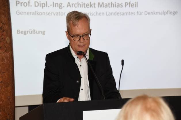 Prof Dipl.Ing. Architekt Mathias Pfeil, Generalkonservator des Bayerischen Landesamtes fuer Denkmalpflege Muenchen 24.07.2024 Innenhof der Alten Muenze, Hofgraben Verleihung der Denkmalschutzmedaille 2024 Staatsminister fuer Wissenschaft und Kunst Markus Blume und Prof. Mathias Pfeil, Generalkonservator des Bayerischen Landesamtes fuer Denkmalpflege ehren die Gewinner fuer ihre Verdienste um die Denkmalpflege Muenchen