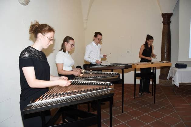 Ensemble Hackbrettivo Muenchen 24.07.2024 Innenhof der Alten Muenze, Hofgraben Verleihung der Denkmalschutzmedaille 2024 Staatsminister fuer Wissenschaft und Kunst Markus Blume und Prof. Mathias Pfeil, Generalkonservator des Bayerischen Landesamtes fuer Denkmalpflege ehren die Gewinner fuer ihre Verdienste um die Denkmalpflege Muenchen