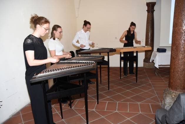 Ensemble Hackbrettivo Muenchen 24.07.2024 Innenhof der Alten Muenze, Hofgraben Verleihung der Denkmalschutzmedaille 2024 Staatsminister fuer Wissenschaft und Kunst Markus Blume und Prof. Mathias Pfeil, Generalkonservator des Bayerischen Landesamtes fuer Denkmalpflege ehren die Gewinner fuer ihre Verdienste um die Denkmalpflege Muenchen