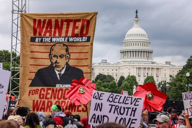 Bilder des Jahres 2024, News 07 Juli News Themen der Woche KW 30 News Bilder des Tages Demonstrators hold up signs during a protest on Pennsylvania Avenue prior to Israeli Prime Minister Benjamin Netanyahu s joint address to Congress at the US Capitol on July 24, 2024 in Washington DC..  NET20240724010 JemalxCountess