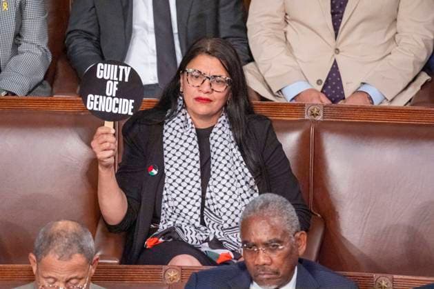 Bilder des Jahres 2024, News 07 Juli News Themen der Woche KW 30 News Bilder des Tages Rep. Rashida Tlaib, D-MI., holds a sign during a speech by Israeli Prime Minister Benjamin Netanyahu as he addresses a joint meeting of Congress on Capitol Hill in Washington, DC on Wednesday, July 24, 2024. Netanyahu is seeking bipartisan support for Israel just days after President Joe Biden announced he would end his re-election bid.  WAS20240724539 KenxCedeno