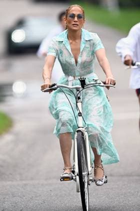 Jennifer Lopez out for a bike ride. Featuring: Jennifer Lopez Where: Bridgehampton, New York, United States When: 24 Jul 2024 Credit: Ordonez Agudo INSTARimages.com EDITORIAL USE ONLY. NOT FOR USE BY NEWSPAPERS BASED IN THE UK. Copyright: xOrdonez Agudox instar53977879