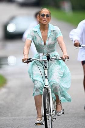 Entertainment Themen der Woche KW 30 Jennifer Lopez out for a bike ride. Featuring: Jennifer Lopez Where: Bridgehampton, New York, United States When: 24 Jul 2024 Credit: Ordonez Agudo INSTARimages.com EDITORIAL USE ONLY. NOT FOR USE BY NEWSPAPERS BASED IN THE UK. Copyright: xOrdonez Agudox instar53977873