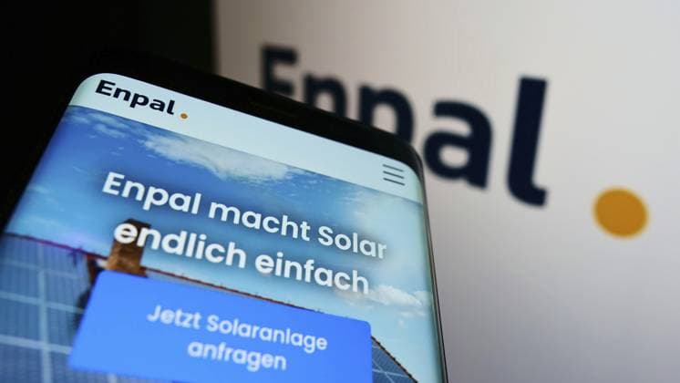 Stuttgart, Germany, 01-16-2022: Mobile phone with website of German solar energy company Enpal GmbH on screen in front of business logo. Focus on top-left of phone display, Europe *** Stuttgart, Germany, 01 16 2022 Mobile Phone With Website of German Solar Energy Company Enpal GmbH ON Screen in Front of Business Logo Focus ON Top left of Phone display, Europe Copyright: imageBROKER TimonxSchneider ibliqx10702961.jpg