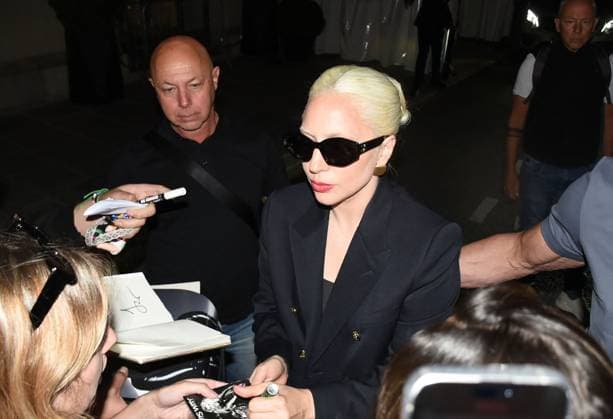 Entertainment Themen der Woche KW 30 Entertainment Bilder des Tages Lady Gaga Night Out - Paris Lady Gaga signs for fans as she heads out fo dinner on July 24, 2024 in Paris, France. Photo by ABACAPRESS.COM Paris France  Copyright: xABACAx