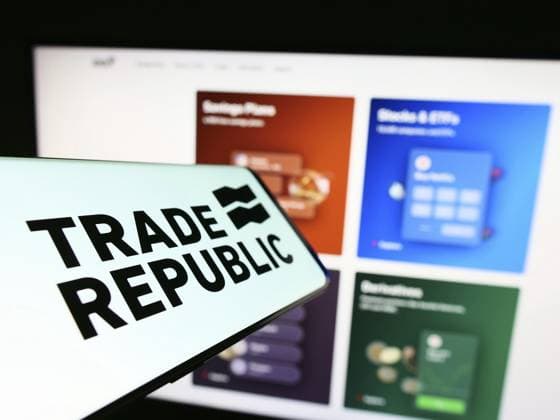 Stuttgart, Germany, 01-07-2023: Mobile phone with logo of German company Trade Republic Bank GmbH on screen in front of business website. Focus on center-left of phone display, Europe *** Stuttgart, Germany, 01 07 2023 Mobile Phone With Logo of German Company Trade Republic Bank GmbH ON Screen in Front of Business Website Focus ON Center left of Phone display, Europe Copyright: imageBROKER TimonxSchneider ibliqx10705193.jpg