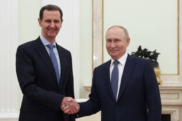 News Themen der Woche KW 30 News Bilder des Tages Russia Syria 8733912 24.07.2024 Russian President Vladimir Putin and Syrian President Bashar al-Assad shake hands as they pose for photos before a meeting at the Kremlin in Moscow, Russia. Valeriy Sharifulin POOL Moscow Russia  Copyright: xValeriyxSharifulinx