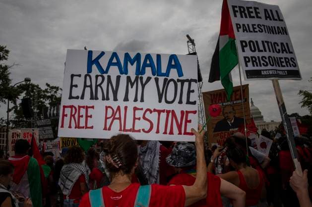 Pro-Palestinian Protest Over Netanyahu s Visit In USA A pro-Palestine protester is showing a sign with the words Kamala Earn My Vote Free Palestine during a protest around the National Mall in Washington DC, USA, on July 24, 2024. Thousands are gathering for demonstrations with a range of demands, including the release of hostages, a Gaza ceasefire, and the arrest of Israeli Prime Minister Benjamin Netanyahu. Earlier in the day, Netanyahu is addressing the US Congress in Washington as he seeks to bolster U.S. support for his country s war in Gaza. Washington DC United States  Copyright: xAashishxKiphayetx originalFilename: kiphayet-propales240724_np54I.jpg