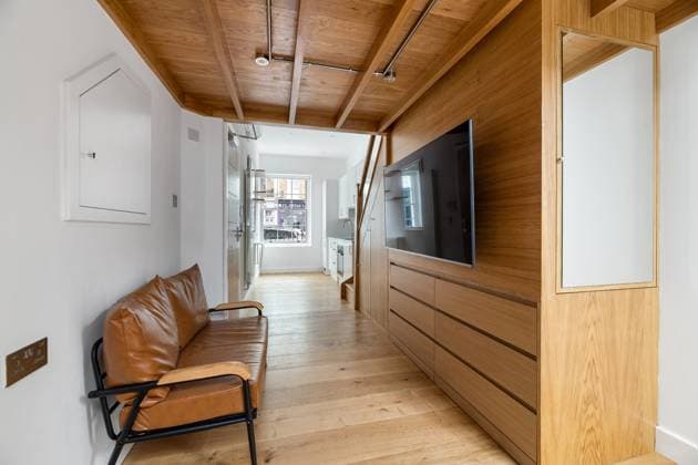 Super modern studio flat full of luxuries being rented out for Â£2,100 a month¦but tenants can™t sit up in bed Story from Jam Press (Luxury Studio) Pictured: Inside the super modern studio flat available to rent. The sleeping area however leaves little room for tenants. Super modern studio flat full of luxuries being rented out for Â£2,100 a month¦but tenants can™t sit up in bed A super modern studio flat full of luxuries is being rented out for Â£2,100 a month, but tenants still have to crawl in and out of bed. The high spec, trendy pad is only suitable for one tenant. It has oak flooring with heating underneath and vacuum sealed, noise reduction glass. There is a 55 inch TV included and a private patio terrace. The kitchen  Copyright: xJamxPress OpenRent