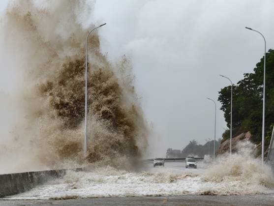 News Themen der Woche KW 30 News Bilder des Tages (240725) -- NINGDE, July 25, 2024 -- Huge waves lash the shore in Sansha Township of Xiapu County, southeast China s Fujian Province, July 25, 2024. East China s Fujian Province had relocated 156,800 residents as of 7 a.m. Thursday as Typhoon Gaemi, the third typhoon of this year, approaches, said local authorities. Meanwhile, 73 passenger ferry routes along the province s coast were suspended and 97 flights canceled. Over 29,000 people working on fishing rafts along its coast have been evacuated to the shore, and 733 fishing boats have taken shelter at ports and some 3,200 people aboard have been evacuated ashore, according to the provincial flood control office. ) CHINA-FUJIAN-TYPHOON-GAEMI-PRECAUTIONS (CN) JiangxKehong 
