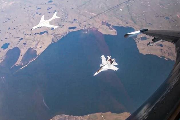 News Themen der Woche KW 30 News Bilder des Tages Pazifik, Chinesische und russische Langstreckenbomber vor Alaska abgefangen JULY 25, 2024: Jet fighters take part in a joint patrol carried out by the Russian Aerospace Forces and Chinese Air Force over the Chukchi Sea, the Bering Sea and the northern part of the Pacific Ocean. Tupolev Tu-95MS strategic bombers and China s Xian H-6K bombers are deployed in the mission. Best quality available. Video screen grab. Russian Defence Ministry TASS  72335678